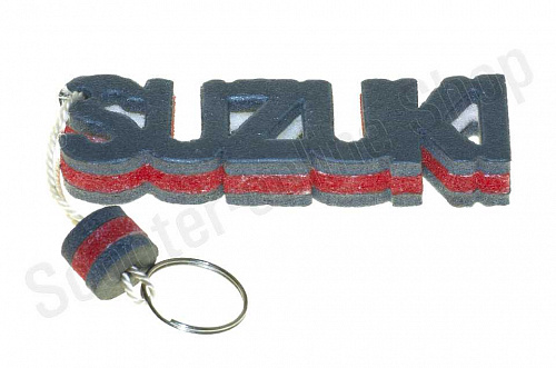 Брелок каучук   (серо-красный)   SUZUKI   "AS" фото фотография изображение картинка